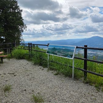 ここ、私が高校生ぐらいの時、こんな展望台じゃなくて大きな大きな石だったような？