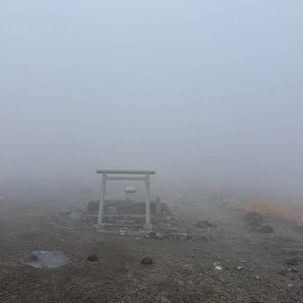 初代霧島神宮（跡）、火口の横だからすっ飛ぶわな