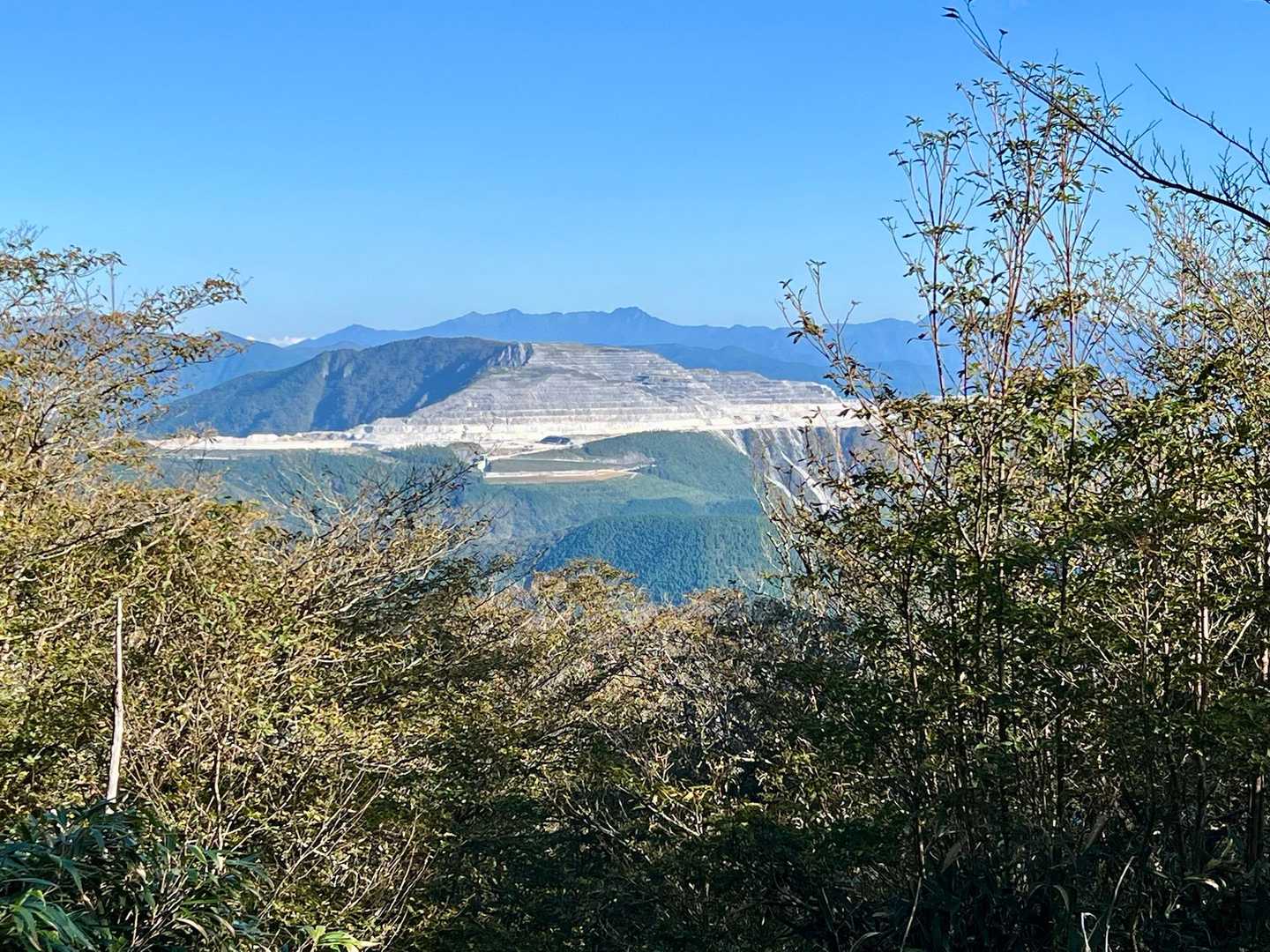 奥に 石鎚山⛰️‼️

手前には 採石場となってる鳥形山⛰️💦