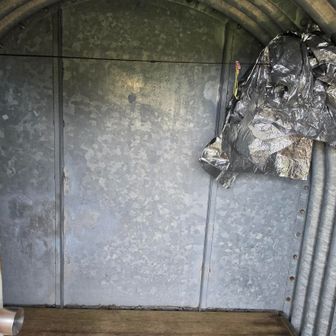 小屋の中です
狭い、蒸し暑い・・
緊急時の使用ですね
エビス大黒ノ頭まで行くとバスが厳しいので折返します！