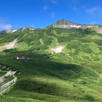 鷲羽山頂に向けて登ってきた。後ろ向いて三俣蓮華と山荘
