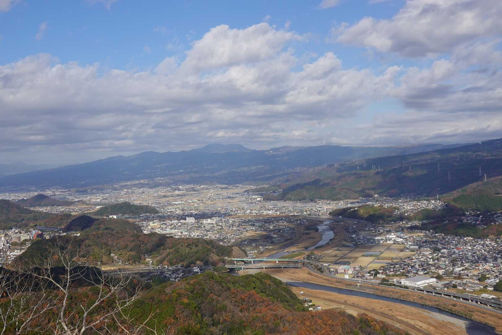 城山からの眺望
正面奥に箱根の山が見えます。