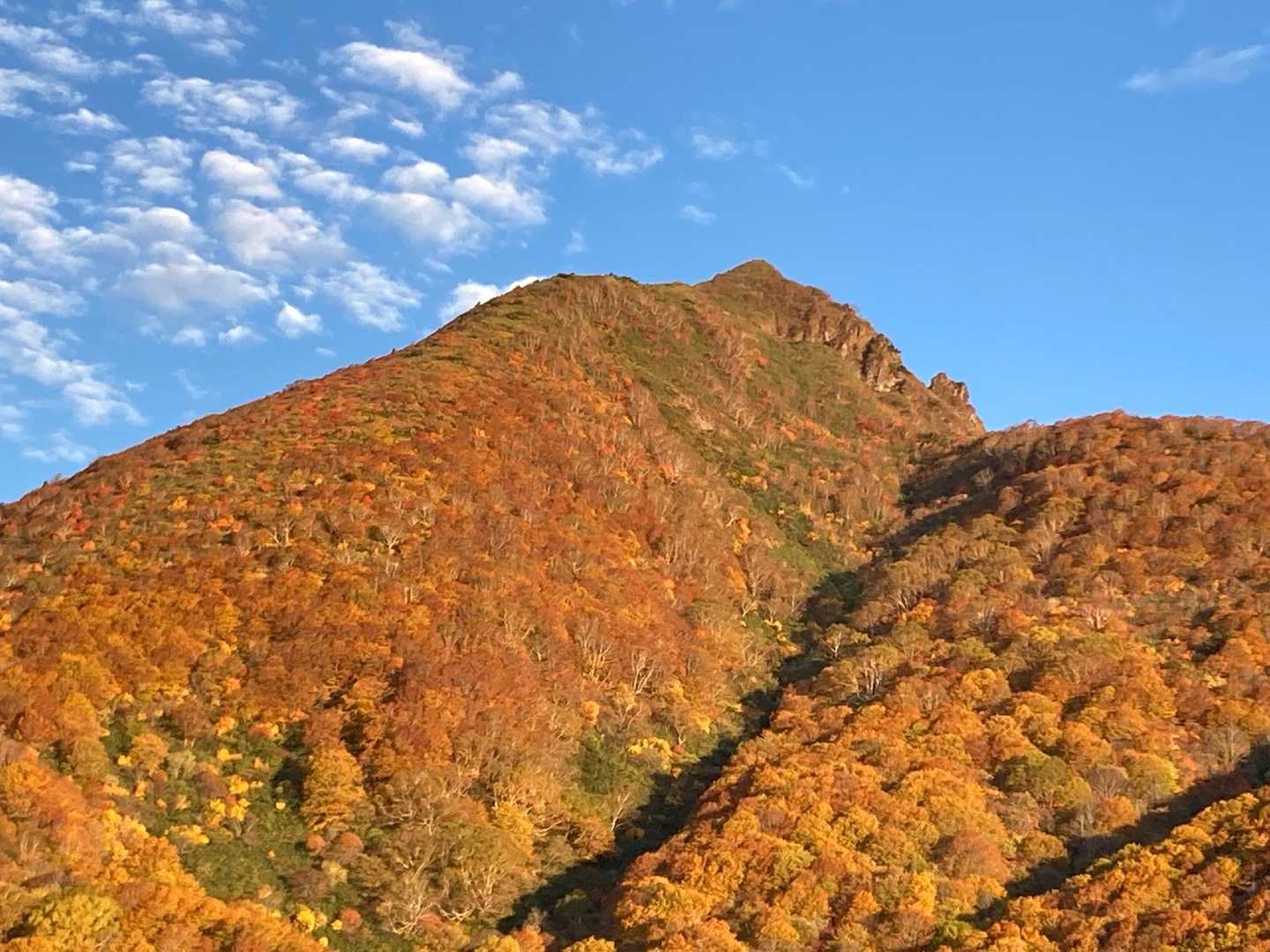 朝焼けの紅葉磐梯山