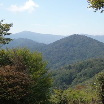国見岳と高岳を望む。
