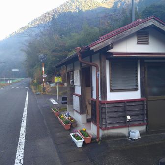 上米良バス停の休息所はトイレ完備で安心です😘