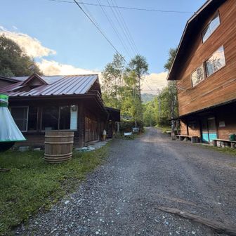 赤岳山荘とやまのこ村

本当はこちらまで車で来たかったけど歩きました
実際歩くと、これなら車で来れたなって感想
SUVでも幅があるため躊躇してしまいました😓
でも、スタッグ してる車もいたし、
本当に車高が高くて悪路走行できる車でないと
ヤバそうです
これから整備して下さるのか、
路肩の広くなっているあちこちに砂利が積まれて準備されてありました