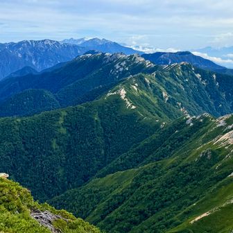 現役の燕岳からの縦走路。
二ノ俣稜線の上まで続くルートがクラシック道