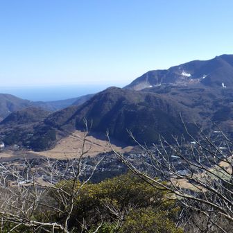 丸岳からちょっと行くと、海と湖の絶景が！　相模湾と大涌谷のモクモク