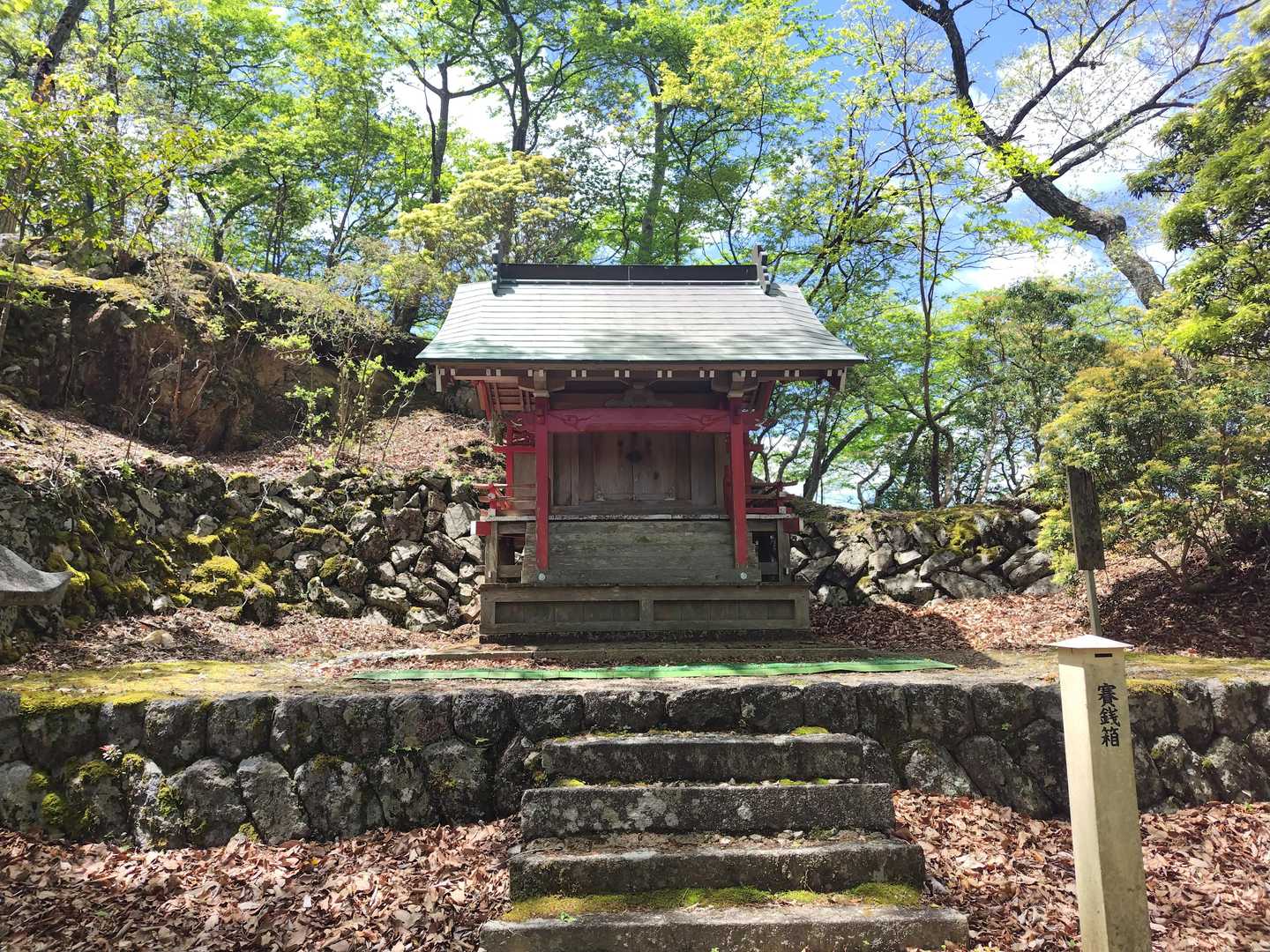 😊🙏
山頂標識は写真左奥の高くなってるところにありました。