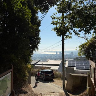 住宅街に出てきました。