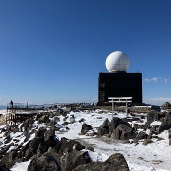 電波塔の影でお昼ご飯を
食べました♪
今日は玉子入り味噌うどんを
作り、炊き込みご飯のおにぎり🍙
2個美味しかったです。