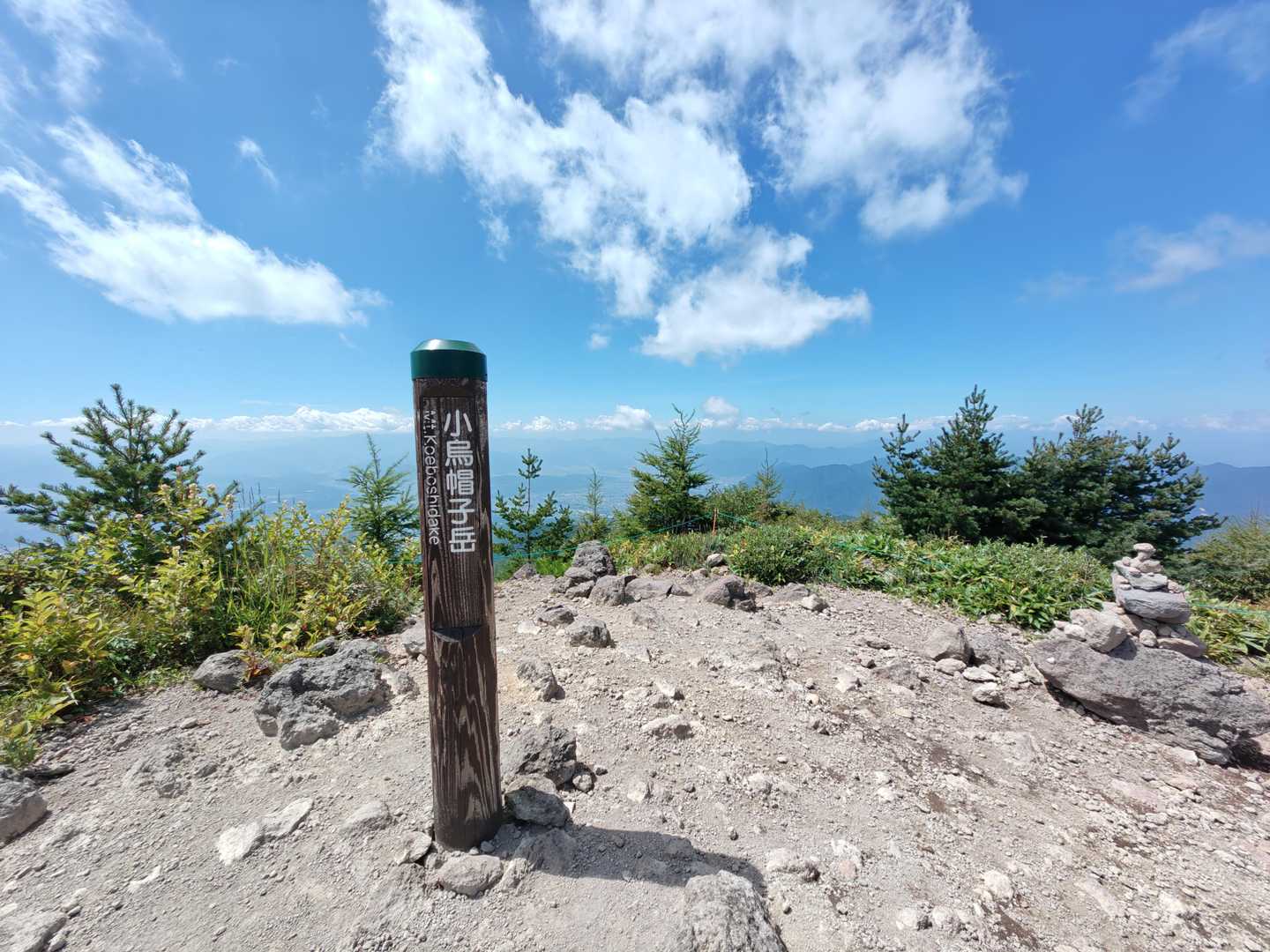 小烏帽子岳からアルプス方面。
もう雲はずいぶんと広がっている。