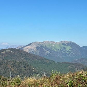 本当は今日行きたかった霊仙山　奥には伊吹山も