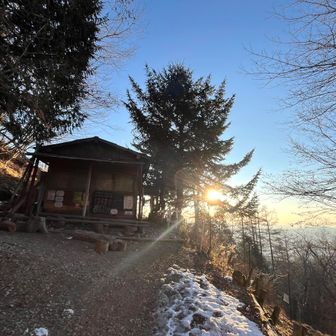 七ツ石小屋もやっと陽が差して来た様だが、まだまだ寒い！