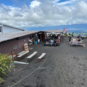 五合目大石茶屋でゆ～っくりと時間を潰しました。すぐ横にゲート。
