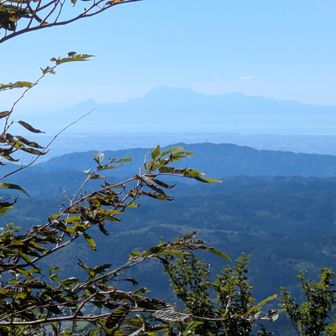 遠方にうっすらと高い山は雲仙岳？

