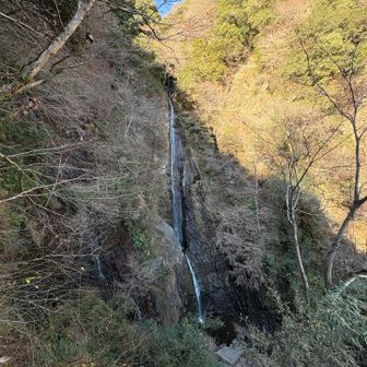 洒水の滝。日本の滝100選に入っているとのこと。結構落差があっていいですね。水量の多い時期にくれば良かった