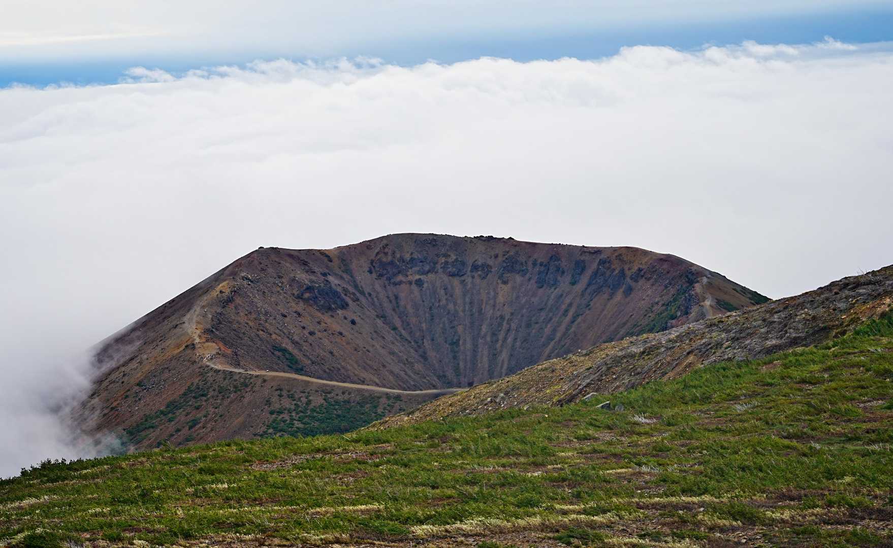 吾妻小富士山。
長径500mの火口。
御鉢巡り出来ます。
雲の下は雨。