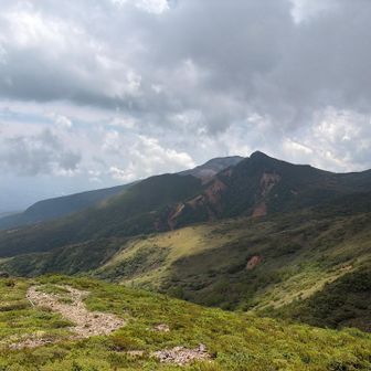 雲の動きが早くあっと言う間に真っ白に☁️
茶臼岳と朝日岳