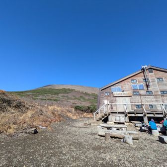 8合目の避難小屋。避難小屋とは思えないような立派な建物です✨