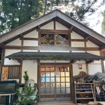 手打ちそばをいただけるそうです。
揚げたての天ぷらも美味しそう！
温泉ではないようですが、日帰り入浴もできるみたい♨️