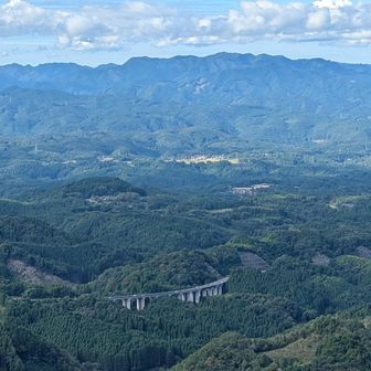 帰り道から大分自動車の橋脚が見えました。奥は釈迦岳方面か？しかし山深い中切り開いた高速道路だ💦