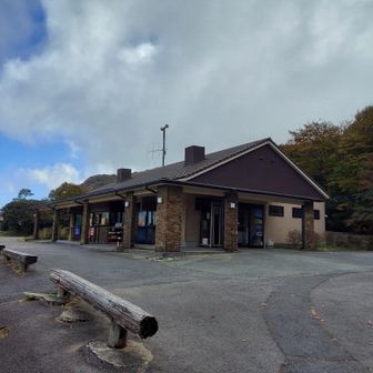 駐車場にある売店。右側にはトイレもある。
