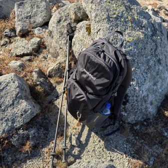 山頂を捉えたのでザックをデポして向かいます。

最近購入した山と道MINIは自分に合わないのか、はたまたパッキングが下手くそなのか、肩と鎖骨・腰が痛くなるため、今回は岩手山・鳥海山も共にした信頼のモンベルにて🎒