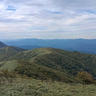 展望台からの見た滝山に続く稜線です。きれいですね。この写真では見にくいですが、雲の上にちょこっと頭を出した周囲の山々より高い山が見えます。おそらく大山だと思います。
