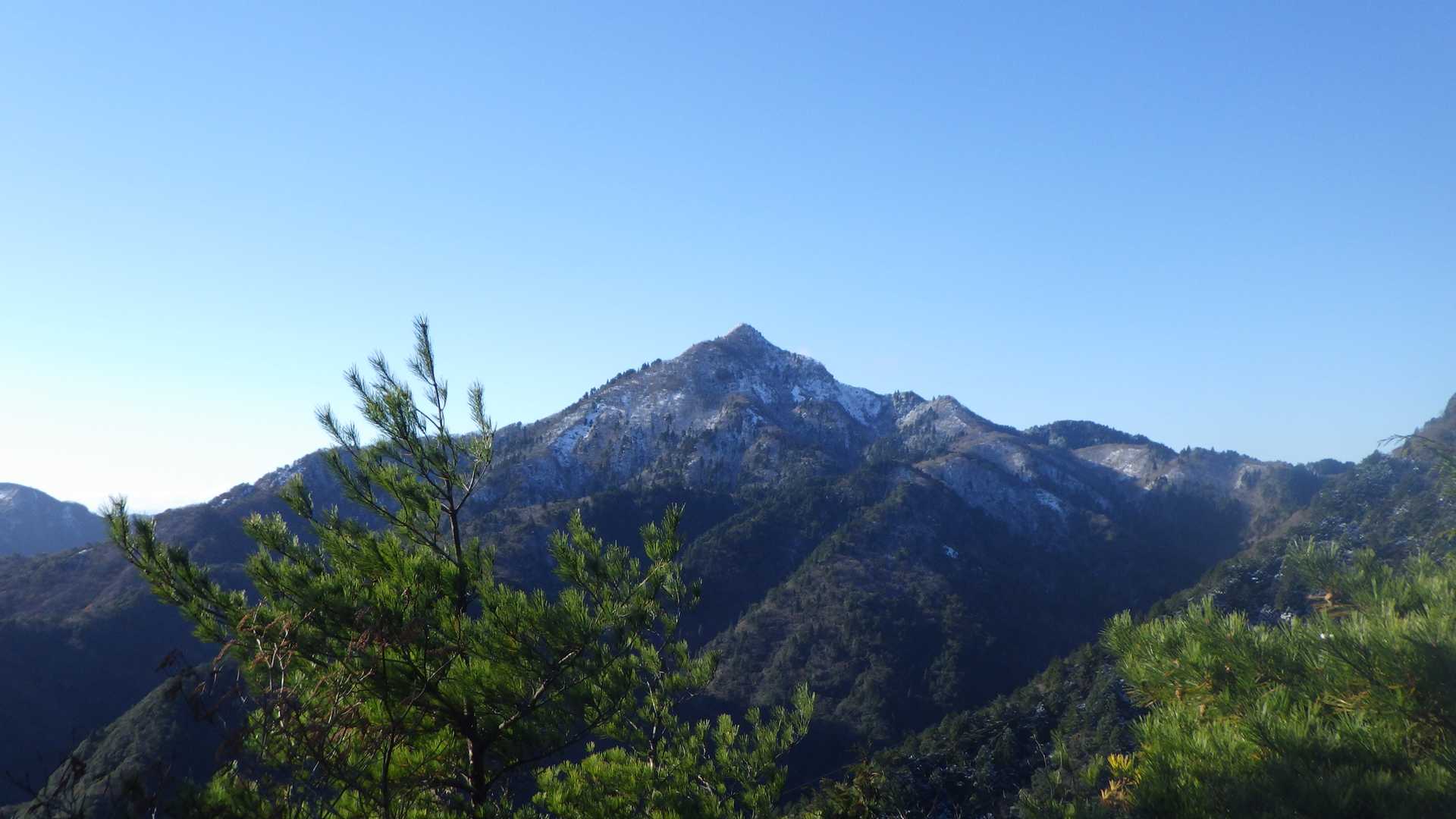 鎌もうっすら雪化粧🏔️