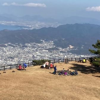 いつもはひっそりしている翠波広場ですが、ポカポカ陽気のためか、たくさんの方々が来られて賑わっていました。いつもこんな感じならいいのですが。