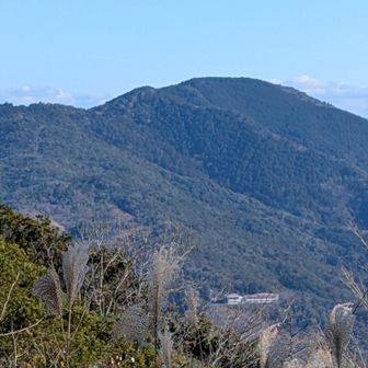 いなさ湖の対岸に鎮座するのは観音山
鞍部から富士山が見えるはずですが…🤨
