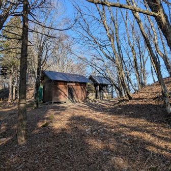 伯母子峠小屋到着
誰もいません。

明るい内に伯母子岳山頂へ行きたかったが断念しました。

19時半辺りは真っ暗、不意に扉をガタガタされる😨



十津川方面から青年が到着、疲れたと言って食事もせずに、すぐに寝た😂

小屋内で-1.5度、基本寒がりなのでシュラフはナンガUDD450それでも凍えた、カイロがありがたい。厚めのダウンジャケットかインナーシュラフを持ってきたら良かったな。