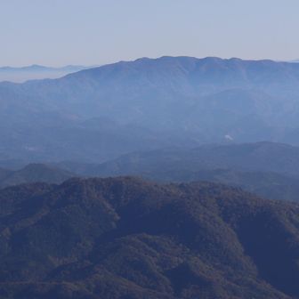 振り向くと村山葉山の左奥に神室連峰、右奥に栗駒山。