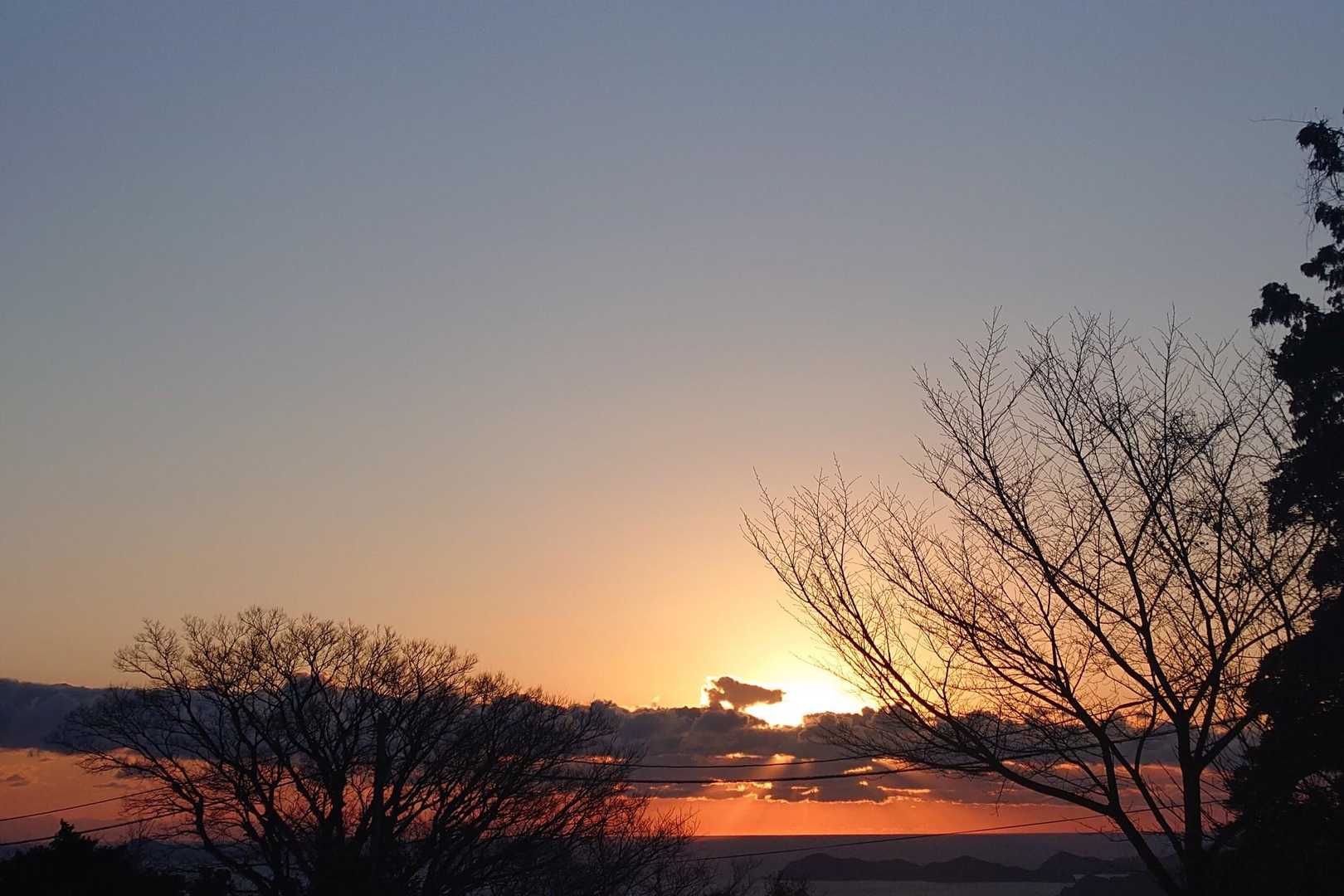 雲の上に出てきた初日の出をチイさんと見る〜🌅