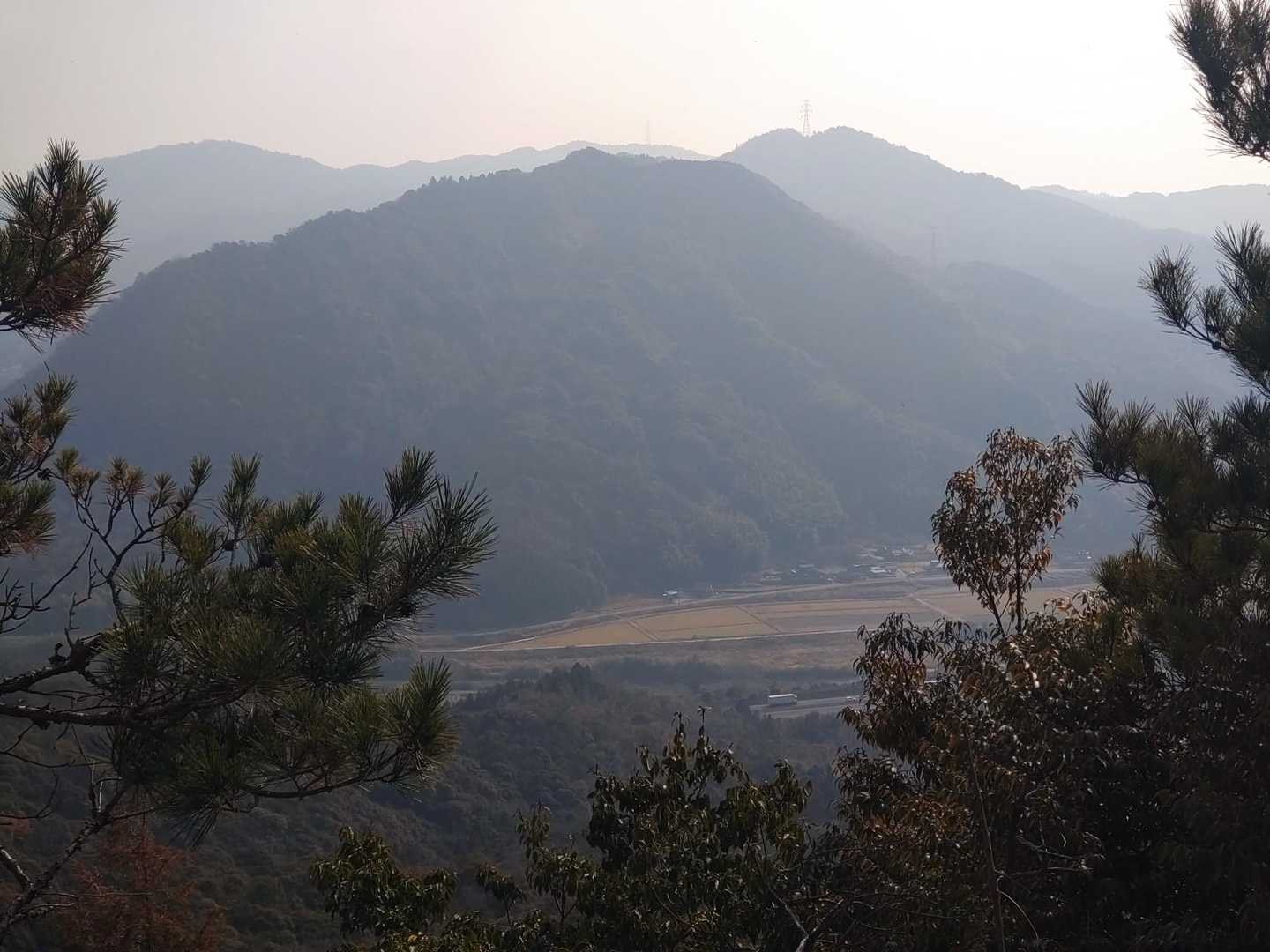 稜線の脇に展望地がありました。
高塔山や天登山ですね。
麓には山陽道も見えています。