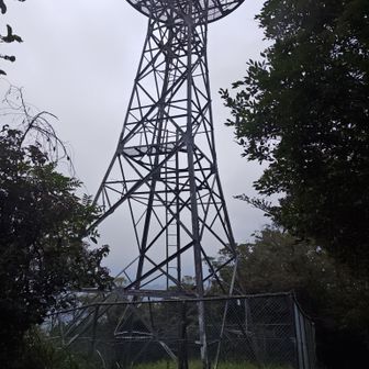 下からも見える堂山頂上の電波塔