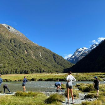 みんなで石投げ中