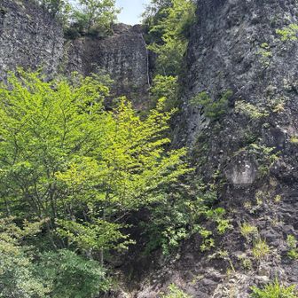 中ノ岳直下の鎖場を無事降りて降りてほっとしたところ