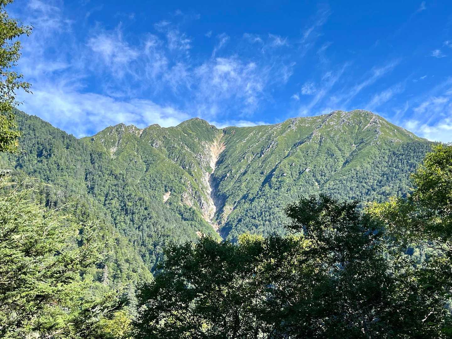 標高を上げると常念岳と前常念岳が見えてきました✨青空に映えて見惚れてしまいます😍