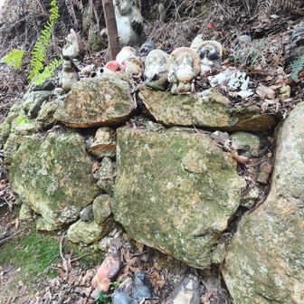 磨崖仏をほんの少し進んだ裏側にひっそりと大量のタヌさん他多数キツネさんや仏さんの顔が埋まっていたり
怖かったので早々抜け出す