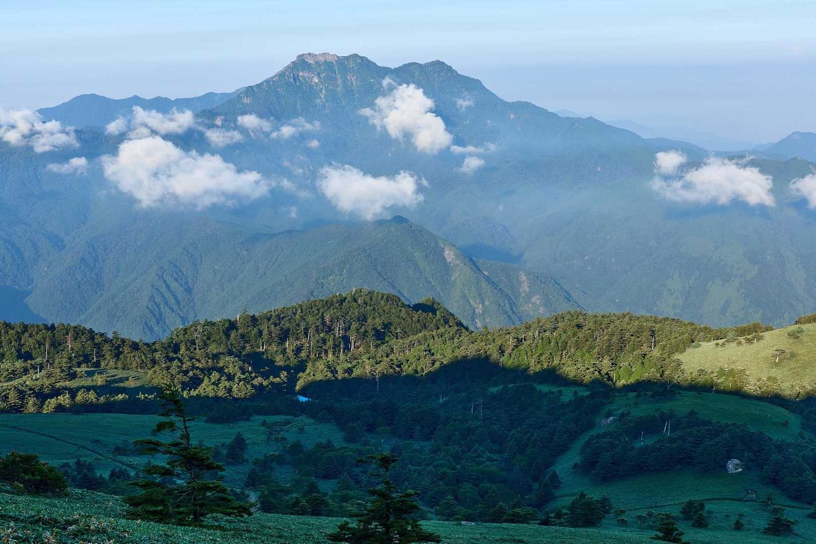 ここもハヤニーさんを真似て
瓶ヶ森の影😉　石鎚には掛かってないけど、オッケー(笑)