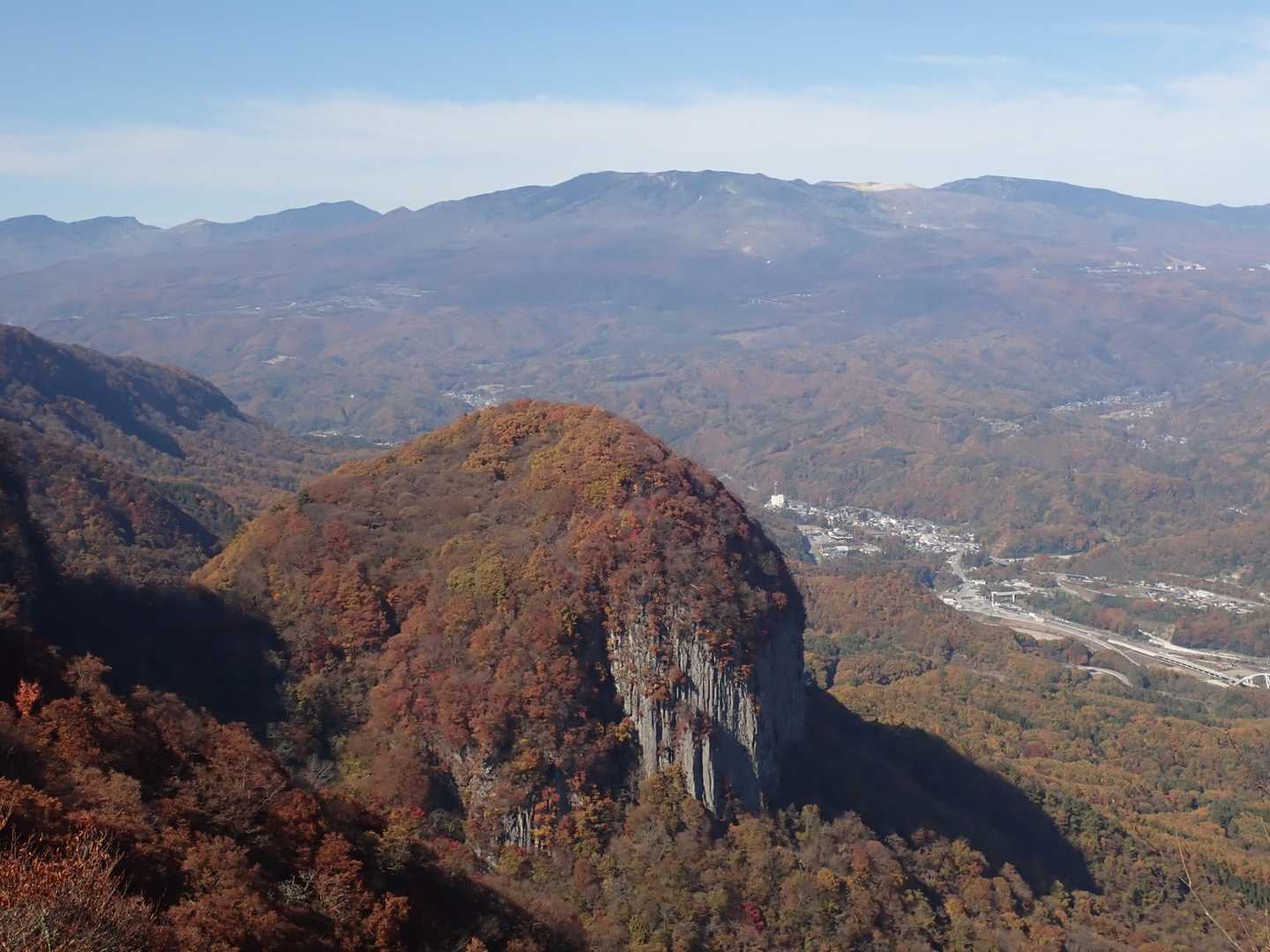 最後の岩場はnanacoを抱っこ移動で！
振り返って本白根山群と眼下に凛々しい姿の岩壁の丸山！