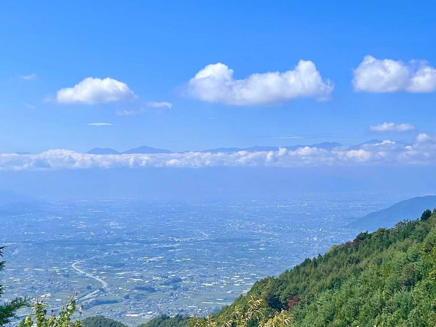 甲州高尾山東峰から。
街の奥に、雲に浮かんだ南アルプス🥹(たぶん)