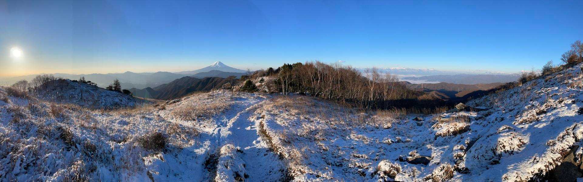 白谷ノ丸、白谷小丸直前の緩い窪地。冠雪でまさに「白い谷」