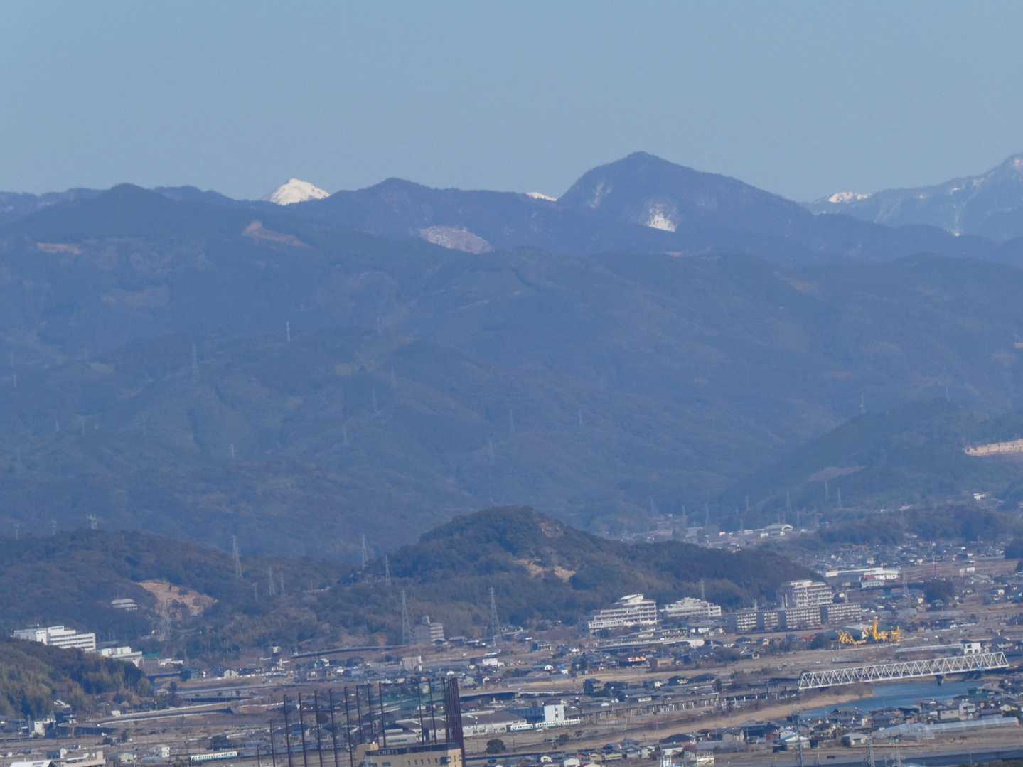 御在所山（右）
左奥の真っ白い山は？