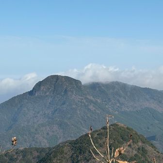 あの形は、経ヶ岳！
手前にあるのが、本日のパーティー会場 中岳