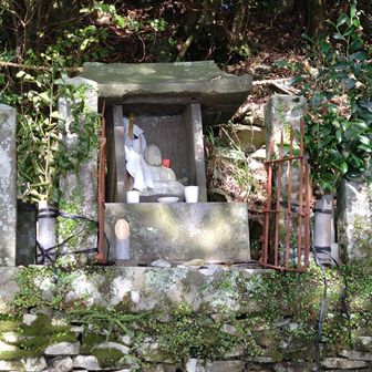 山頂の先に鎮座