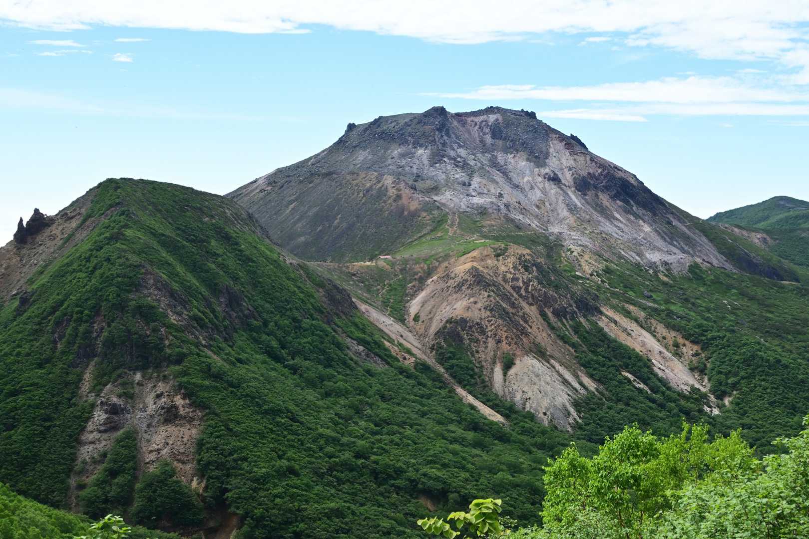 隠居倉の少し手前から見る茶臼岳と剣ヶ峰がかっこいい。その間を結ぶ避難小屋のある鞍部が対照的に頼りなく見えます。
