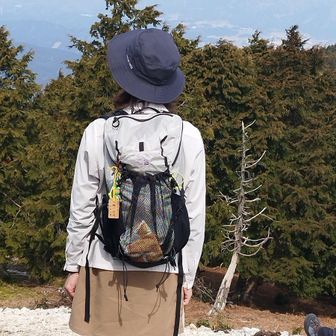 裏山はとても眺望良い。
霞んでいるが、伊吹山がドカーンと見える❣️